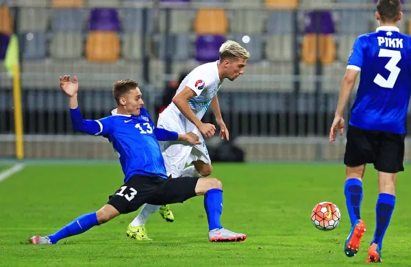 Kevin Kampl (v belem dresu) zaradi rumenih kartonov ne bo 
mogel igrati na naslednji kvalifikacijski tekmi proti Litvi.