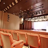 V dvoranah in galeriji Kulturnega doma ter na zunanjih 
prizoriščih je lani v umetnosti uživalo skoraj 50.000 obiskovalcev, največ na koncertih klasične in sodobne glasbe.  