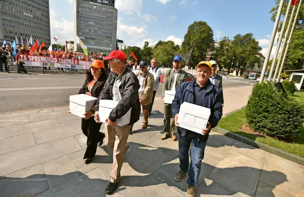 Sindikati so danes v državni zbor vložili  podpise v podporo 
zakonski noveli za spremembo definicije minimalne plače.