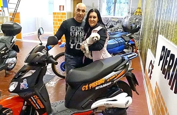 Tržačana Erica Bembi in njen partner Michele sta se, potem 
ko sta ostala brez zaposlitve, domislila novega posla - 
pralnice za motorna kolesa. 