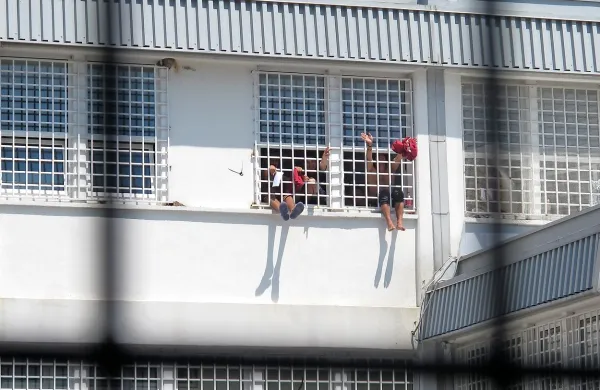Štirinajst sirskih državljanov, ki so jih policisti v noči na četrtek 
prijeli blizu Lendave pri nedovoljenem prestopu državne 
meje, so v Centru za tujce v Postojni. Fotografija je simbolična.