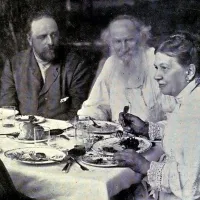 Tolstoj med Čertkovim in svojo ženo približno leta 1905 