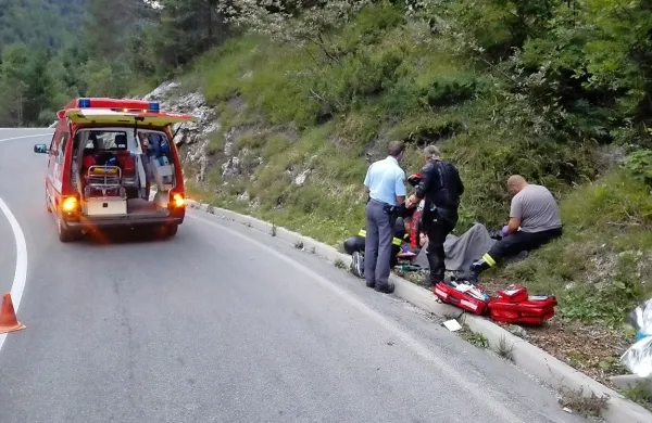 Motorist je med vožnjo proti Predelu zaradi neprilagojene 
hitrosti padel na bok.