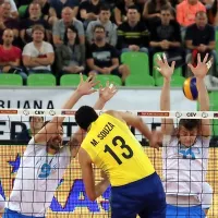 207 cm visokega Mauricia de Souzo nista mogla ustaviti niti 
Dejan Vinčič (9), niti Klemen Čeblj (z žogo). Akcijo spremlja 
Mitja Gasparini (levo).