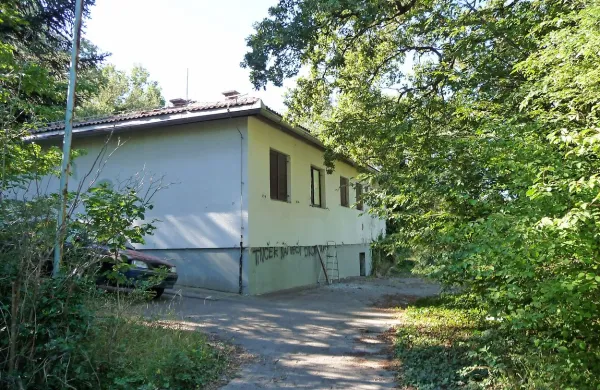 

Nekdanjo stražnico oziroma karavlo Plavje so zgradili leta 
1950. Njen novi lastnik je podjetje Svetlana z Jesenic. 