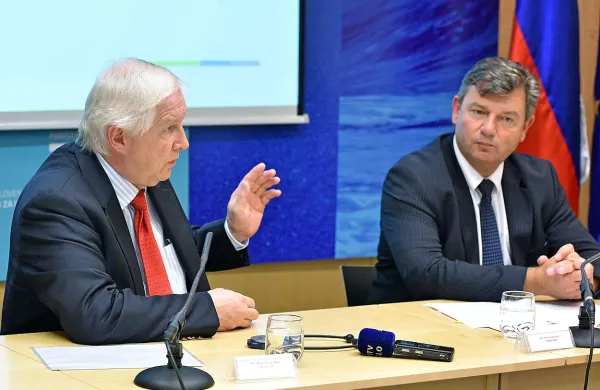 Jürgen Songenfrei (levo) je med drugim svetovalec operaterja v hamburškem pristanišču. 