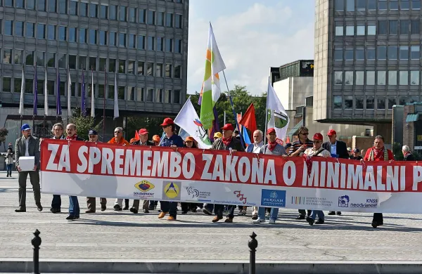 Sindikati so zbrali več kot 12.000 podpisov, potrebnih 5000 
zgolj v dveh dneh.