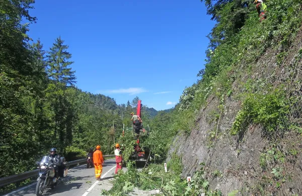 Delavci uvodna dela  na brežinah v Zali izvajajo ob občasnih 
popolnih zaporah ceste.

