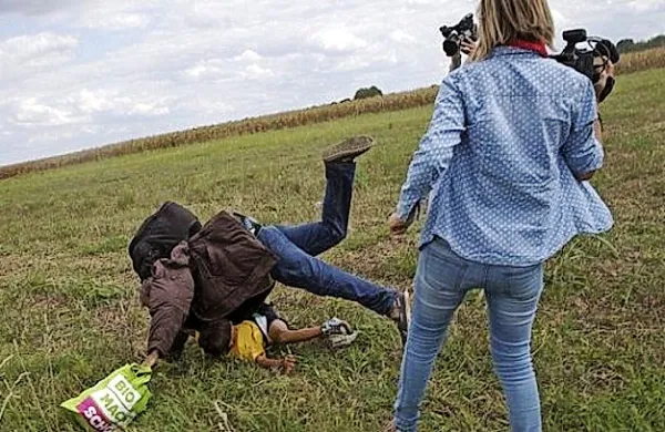 Madžarska televizijska snemalka Petra Laszlo se je v četrtek 
zvečer opravičila, ker je brcala in spotikala begunce, med 
njimi tudi očeta z otrokom v naročju