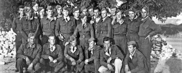 Pričevalec Anton Sever (levo, najvišji) v skupini Primorcev v letalstvu RAF na alžirskem letališču Maison Blanche, 
jesen 1943. Hrani Muzej novejše zgodovine Slovenije.