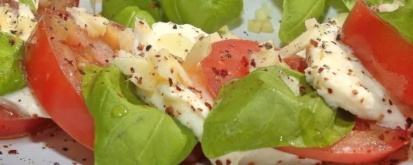 Bazilikina solata s paradižnikom in mozzarelo