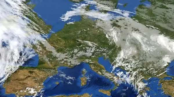 Satelitski posnetek kaže, da na vreme pri nas za zdaj še vpliva 
severni anticiklon.