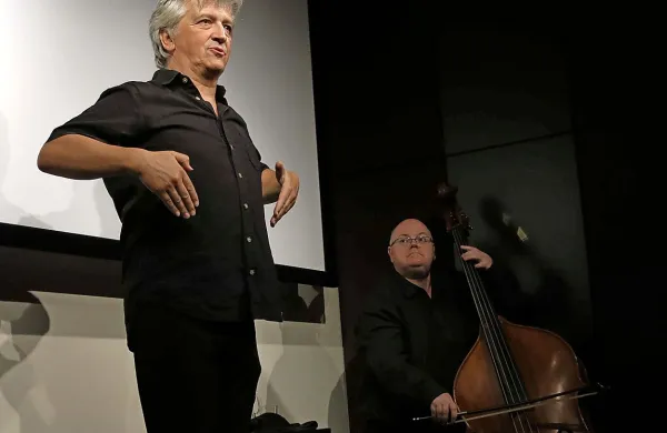 Iztok Mlakar je ob spremljavi glasbenika Davida Šuligoja tudi   v Divači duhovito oživljal svoje like, ne 
samo s širokim glasovnim registrom, marveč tudi s premišljenimi  grimasami in telesnimi gestami. 