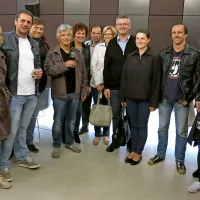 Iztok Mlakar po koncertu s skupino obiskovalcev