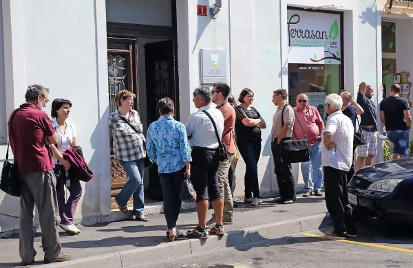 Dražba občinskih stanovanj v Izoli je pritegnila številne posameznike, domačini bi   v njih  živeli, kdo drug pa bi jih kasneje tudi  
prodal za višjo ceno.