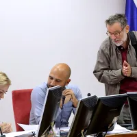 Rok Zelenko (stoji) je ugovarjal prodaji stanovanja na Velikem 
trgu 8, ki ga občina na koncu ni prodala.