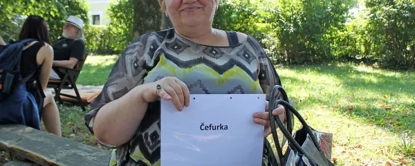 “Z naslovom knjige želimo ziritirati bralca. To je provokacija,” pravi Olga 
Radivoj, ki je v živi knjižnici predstavljala čefurko.