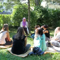 Obiskovalci Žive knjižnice so lahko izbirali z dolgega seznama naslovov: zdravljeni odvisnik od prepovedanih substanc, oseba z izkušnjo izgube spomina, lezbijka, gej,  duhovnik, begunka, pokrita muslimanka, čefurka, svobodnjak, mati 
samohranilka, smetar, vegetarijanec, voznica tovornjaka…