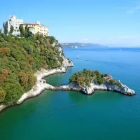 Med tekom po italijanskem delu poti ju je najbolj očaral 
Devinski grad.