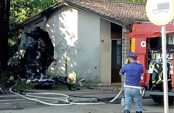 Voznik se je zaletel v stavbo nekdanjega mejnega prehoda  in 
je v nesreči umrl.
