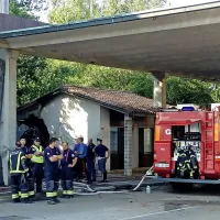 Po trku v hi&scaron;o je avto zagorel, voznik je umrl