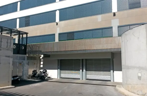 Garažna hiša pod dvorano Bonifika, ki ima 80 parkrinih mest, 
bo do nadaljnjega zaprta. Po novem bo z njo upravljala 
koprska Komunala. 