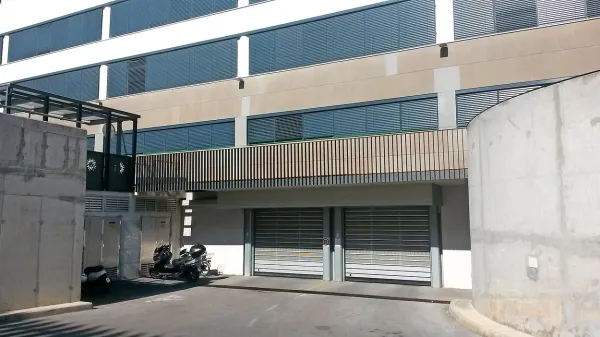Garažna hiša pod dvorano Bonifika, ki ima 80 parkrinih mest, 
bo do nadaljnjega zaprta. Po novem bo z njo upravljala 
koprska Komunala. 