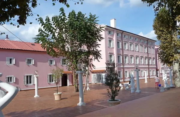 Nekdanji sežanski hotel Triglav je s prenovo v rezidenco Kraški biser postal stanovanjski blok. 
Lastnik pravi, da si v njem želi predvsem starejše stanovalce. 