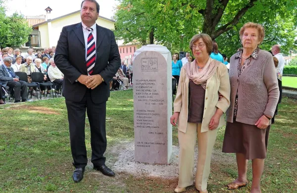 Pomnik so odkrili  župan občine Komen Marko Bandelli,  
predsednica komenskega društva izgnancev Sabina Godnič 
in najstarejša izgnanka  Anica Švagelj.