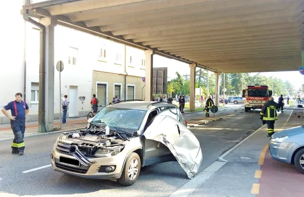 Tragediji so se za nekaj centimetrov izognili voznica tiguana in 
njena dva otroka. “Leteči” BMW jim je razbil le vetrobransko 
steklo in odnesel pokrov motorja.
