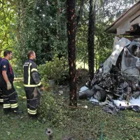 Hitrost BMW-ja je morala biti zelo visoka, da je najprej zadel 
v stebrička, oplazil avto in hišo, nato pa še porušil opečnat zid 
nekdanje carinarnice.