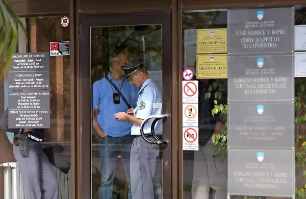 V sumljivem paketu  s srčki sumljivi  rastlinski delci (foto)