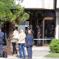 Sodno stavbo so zaradi sumljive pošiljke v vložišču policisti in 
varnostniki izpraznili.
