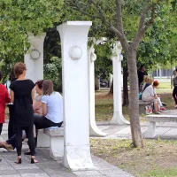 Uslužbenke sodišča so v bližnjem parku čakale na informacijo o tem, kdaj se bodo lahko vrnile na delo.