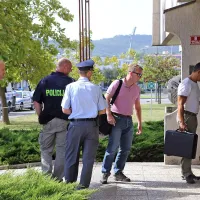 V sumljivem paketu  s srčki sumljivi  rastlinski delci (foto)