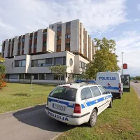 V sumljivem paketu  s srčki sumljivi  rastlinski delci (foto)