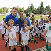 Novogoriška nogometaša Matej Mavrič in Simon Rosič z 
otroki nogometne šole. 