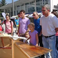 Festival še zdaleč ni le za otroke. Obiskovalci vseh generacij 
so z zanimanjem opazovali verižni eksperiment, ki so ga 
pripravili na  ljubljanski Pedagoški fakulteti.

