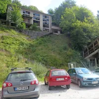Na utesnjenem, sedaj zaparkiranem koščku zemljišča, bodo  
pod obnovljeno razdeljevalnico rude uredili nov center za 
obiskovalce.