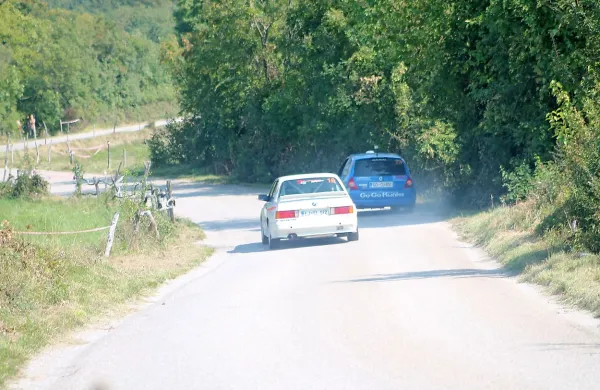 Po tem, ko je Vasi Miklavčiču (modri)  na Ravnici razneslo 
pnevmatiko, se mu je Domen Agnič komaj izognil.