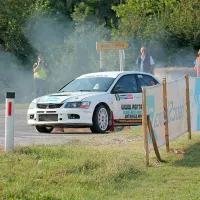 Darko Peljhan se je že v soboto zjutraj skoraj znašel v ograji, 
kasneje pa je njegov avto ostal brez kolesa.