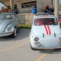 Na Banjšicah so pripravili tudi zbor običajnih oldtimerjev. 
Največ pozornosti sta pritegnila lepo ohranjena 'seniorja' z 
več kot 50 leti delovnih izkušenj.