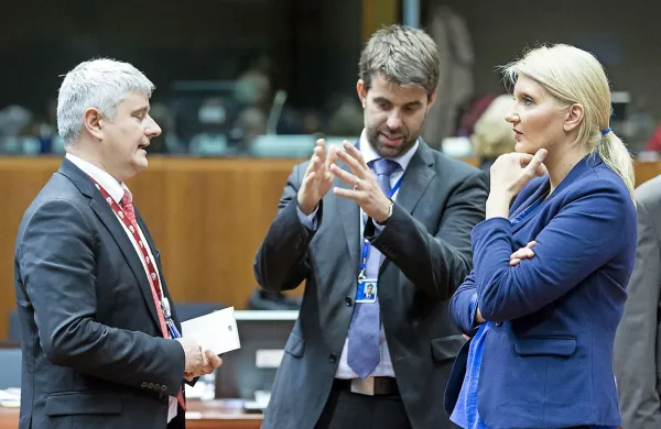 Notranja ministrica Vesna Györkös Žnidar je danes na 
izrednem sestanku v Bruslju kolege obvestila o pripravljenosti Slovenije, da ponovno izkaže solidarnost v okviru 
sheme za premestitev 120.000 beguncev iz Italije, Grčije in 
Madžarske. Predlog, naj Slovenija sprejme 631 beguncev, je 
po njenih besedah sprejemljiv.