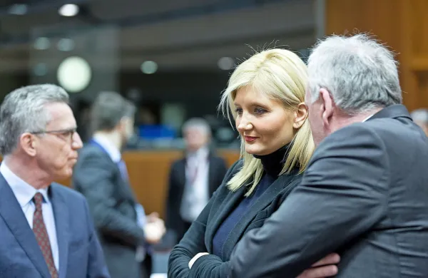 Ministrica Vesna Györkös Žnidar je ob prihodu na izredno 
zasedanje notranjih ministrov EU o beguncih izpostavila, da 
je današnji sestanek izjemno pomemben, na njem pa 
pričakuje potrditev sklepa o premestitvi 40.000 oseb in 
politični dogovor o premestitvi dodatnih 120.000 oseb iz 
najbolj obremenjenih držav, ki so trenutno pod nesorazmernim pritiskom.