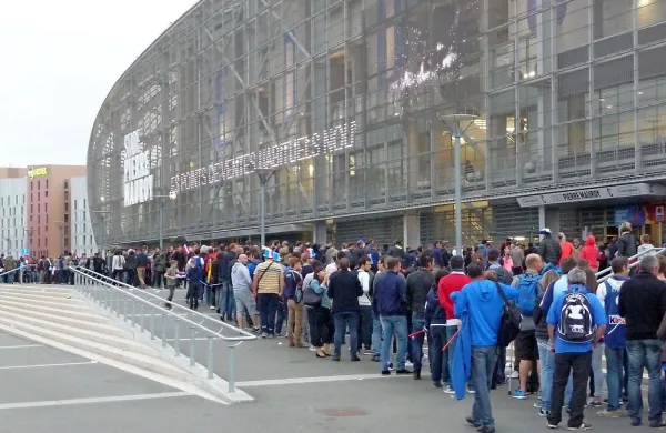 Dolge vrste  (na fotografiji) so se v soboto proti večeru vile 
pred košarkarskim stadionom Pierre Mauroy in to že veliko 
pred osrednjo večerno tekmo med Francijo in Turčijo.