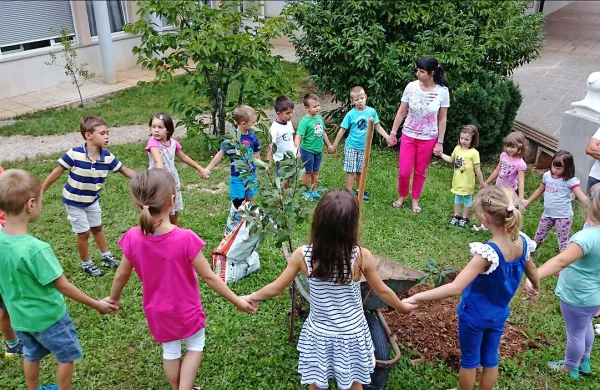 Pojedli torto in posadili svoje drevo