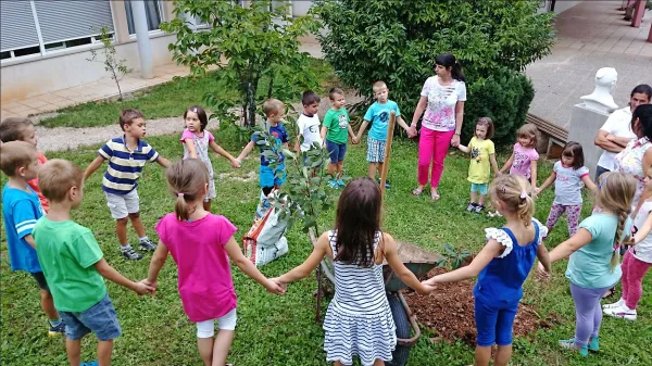 Pojedli torto in posadili svoje drevo