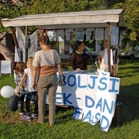 Sredi Nove Gorice so s pomočjo stojnice minuli petek 
mimoidoče ozaveščali o nevarnosti pitja v nosečnosti.    