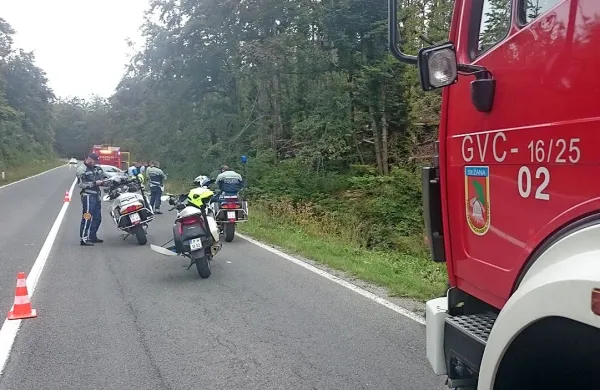 Pri odcepu za Laže je motorist nesrečno padel in si zlomil oba 
gležnja.