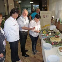 Strokovni okuševalci:  (z leve) Ksenija Krajšek Mahorčič 
(predsednica ocenjevalne komisije za sladice), Dragica Lukin 
- Umag, dr. Janez Bogataj (predsednik komisije za torte) in  
Alenka Kodele 


